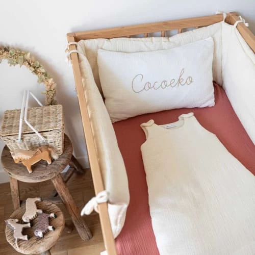 Cocoeko Linge De Lit Bébé Drap Housse En Gaze De Coton Marsala (60 X 120 Cm) 4 Cocoeko Linge De Lit Bébé Drap Housse En Gaze De Coton Marsala (60 X 120 Cm) – Image 2