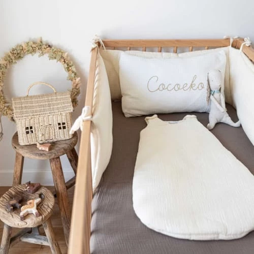 Cocoeko Linge De Lit Bébé Drap Housse Gaze De Coton Taupe - 2 Tailles (60 X 120 Cm) 4 Cocoeko Linge De Lit Bébé Drap Housse Gaze De Coton Taupe - 2 Tailles (60 X 120 Cm) – Image 2