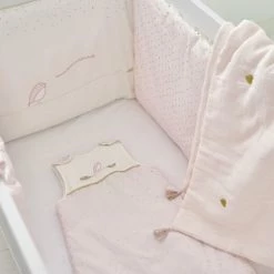 Maisons Du Monde Tours De Lit Bébé Tour De Lit Bébé En Coton Rose Et Blanc 11 Maisons Du Monde Tours De Lit Bébé Tour De Lit Bébé En Coton Rose Et Blanc -Linge de lit bébé Soldes tour de lit bebe en coton rose et blanc 1000 9 2 170808 7