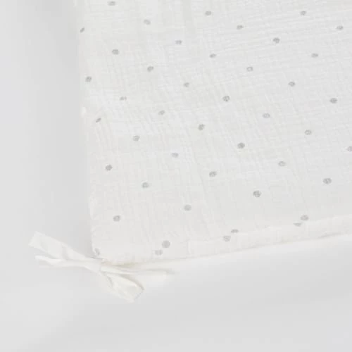 Maisons Du Monde Tours De Lit Bébé Tour De Lit Imprimé Pois à Paillettes Blanc Et Gris, 52x180 4 Maisons Du Monde Tours De Lit Bébé Tour De Lit Imprimé Pois à Paillettes Blanc Et Gris, 52x180 – Image 2